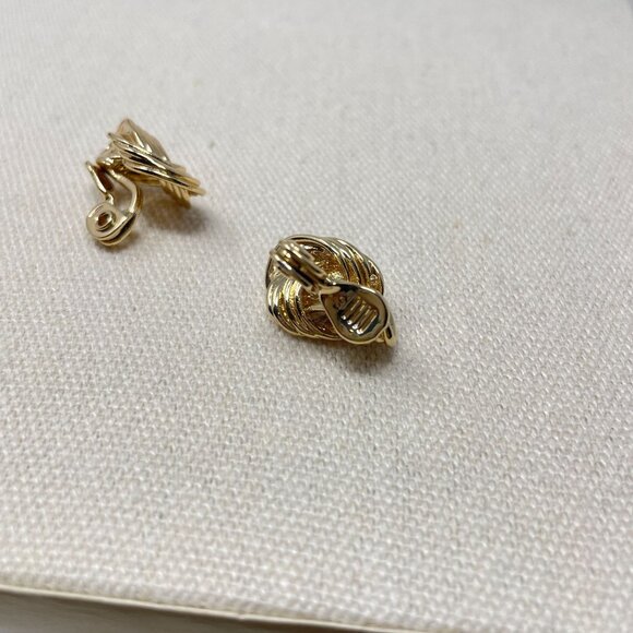 The Jewelry Group TJG Signed Gold Tone Knotted Clip On Statement Earrings Marked - Picture 9 of 15